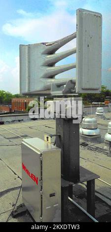 Pianificazione delle emergenze e sicurezza grave tempesta Tornado - Monticello, GA. , 9 giugno 2011 questa sirena tornado è un'attrezzatura permanente sul tetto del municipio di Monticello. Quando si lancia un avvertimento, l'unità ruota di 360 gradi, inviando un suono potente in tutta la città che può essere ascoltato da residenti fino a tre miglia di distanza. FEMA . Georgia gravi tempeste, tornado, venti in linea retta e le relative alluvioni. Fotografie relative a disastri e programmi, attività e funzionari di gestione delle emergenze Foto Stock