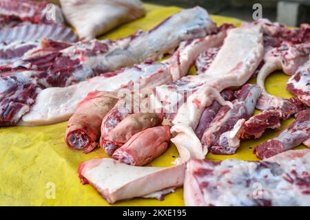 La carne ordinata di un maiale macellato viene vista su un tavolo durante un tradizionale macello di suini a Glina, Croazia, il 08 dicembre 2019. Foto: Josip Regovic/PIXSELL Foto Stock