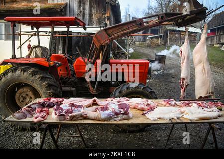 La carne ordinata di un maiale macellato viene vista su un tavolo durante un tradizionale macello di suini a Glina, Croazia, il 08 dicembre 2019. Foto: Josip Regovic/PIXSELL Foto Stock