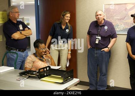 Alluvione Tornado - Clinton, Miss. , 17 giugno 2011 Charles Henderson briefing la sua squadra ad un incontro. Stando da sinistra a destra, Kenneth Brown, specialista degli affari esteri, Kysa George, progetti speciali e Charles Henderson, responsabile degli affari esteri. La FEMA sta fornendo assistenza ai sopravvissuti alle catastrofi a Clinton a causa delle inondazioni. Foto: Chris Ragazzo/FEMA. Inondazione del Mississippi. Fotografie relative a disastri e programmi, attività e funzionari di gestione delle emergenze Foto Stock