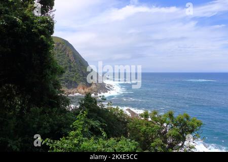 Vista sono state le montagne Tsitsikamma incontra l'oceano, il Parco Nazionale, Garden Route in Sud Africa Foto Stock