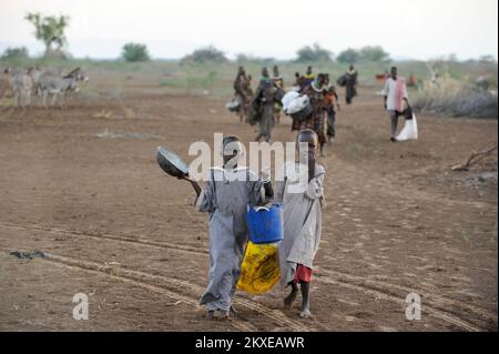 KENIA Regione Turkana, Kakuma , Turkana una tribù nilotica , la catastrofe della fame è permanente a causa della siccità e del cambiamento climatico, andando a Don Bosco distribuzione di aiuti alimentari / KENIA Regione Turkana , Kakuma, hier leben die Turkana ein nilotisches Volk, Schulf und Verkauf von Dienstleistungen im Bereich, Gehen zu einer Verteilung von Nahrungsmittel durch die Salesianer Don Bosco Foto Stock