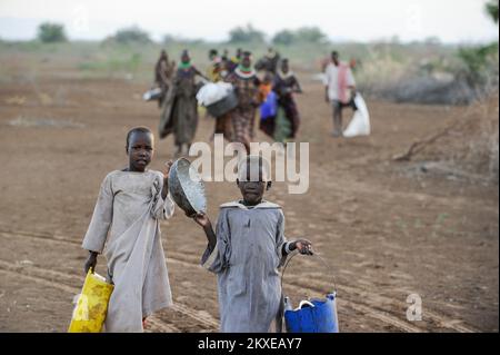 KENIA Regione Turkana, Kakuma , Turkana una tribù nilotica , la catastrofe della fame è permanente a causa della siccità e del cambiamento climatico, andando a Don Bosco distribuzione di aiuti alimentari / KENIA Regione Turkana , Kakuma, hier leben die Turkana ein nilotisches Volk, Schulf und Verkauf von Dienstleistungen im Bereich, Gehen zu einer Verteilung von Nahrungsmittel durch die Salesianer Don Bosco Foto Stock