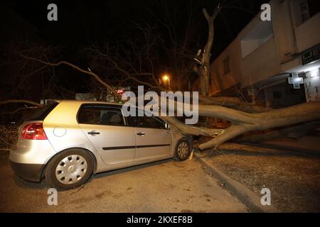 06.02.2020., Bosnia-Erzegovina, Mostar - Un vento tempestoso ha rovinato tutto ciò che ci ha davanti e danneggiato le automobili. Foto: Denis Kapetanovic/PIXSELL Foto Stock