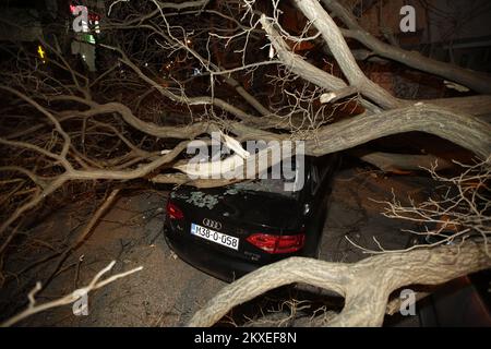 06.02.2020., Bosnia-Erzegovina, Mostar - Un vento tempestoso ha rovinato tutto ciò che ci ha davanti e danneggiato le automobili. Foto: Denis Kapetanovic/PIXSELL Foto Stock