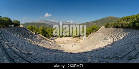 Epidauros, Grecia - 9 novembre, 2022: Vista panoramica dell'antico teatro di Epidauros nel sud della Grecia Foto Stock