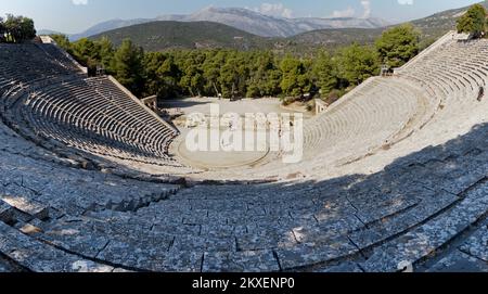 Epidauros, Grecia - 9 novembre, 2022: Vista panoramica dell'antico teatro di Epidauros nel sud della Grecia Foto Stock