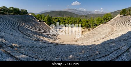 Epidauros, Grecia - 9 novembre, 2022: Vista panoramica dell'antico teatro di Epidauros nel sud della Grecia Foto Stock