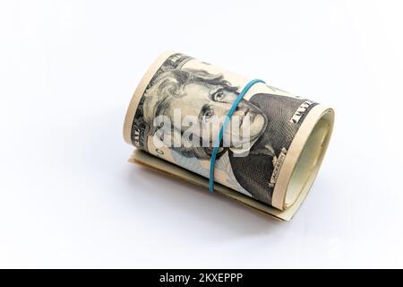 Un pacchetto di bollette in dollari statunitensi isolate su sfondo bianco. Foto Stock