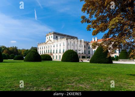 Fertod, Ungheria - 7 ottobre, 2022: Vista del Palazzo Esterhazy o della Versailles ungherese a Fertod Foto Stock