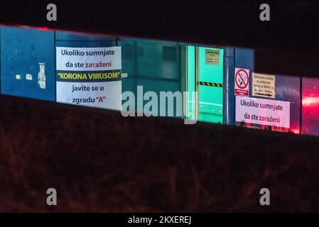 10.03.2020., Zagabria, Croazia - l'ingresso del pronto soccorso dell'Ospedale clinico di Dubrava è chiuso a causa di un paziente sospettato di coronavirus. La persona è venuto all'emergenza con i sintomi della malattia da sola e l'intero reparto è stato chiuso dalle misure precauzionali a Zagabria, Croazia il 10 marzo 2020 Foto: Igor Kralj/PIXSELL Foto Stock