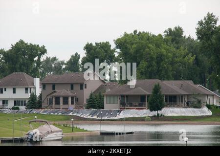 011070811 Case in Mandan ND sono preparate in caso di allagamento. Alluvione del North Dakota. Fotografie relative a disastri e programmi, attività e funzionari di gestione delle emergenze Foto Stock