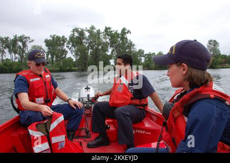 Inondazioni - Omaha, Neb. , 13 luglio 2011 - i membri del team di risposta della Guardia Costiera degli Stati Uniti istruiscono il pompiere di Omaha Peter Luna durante un addestramento di scenario di 'overboard'. Guardia costiera il vigile del fuoco Kim Jones guarda su come il tecnico del macchinario 3rd Classe Nicholas Jones allena Luna sulla War Eagle Boat di 16 piedi. Jace Anderson/FEMA. Fotografie relative a disastri e programmi, attività e funzionari di gestione delle emergenze Foto Stock