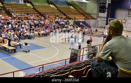 Inondazioni - Minot, N. D., 14 luglio 2011 rappresentanti della FEMA, della Small Business Administration, della Croce Rossa americana, dell'Esercito della salvezza e dei funzionari della città di Minot tengono una riunione del municipio. Alluvione del North Dakota. Fotografie relative a disastri e programmi, attività e funzionari di gestione delle emergenze Foto Stock