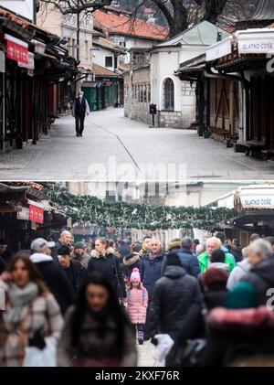 04.04.2020., Sarajevo, Bosnia-Erzegovina - la foto combinata mostra le persone al vecchio bazzar Bascarsija a Sarajevo, Bosnia-Erzegovina il 27 dicembre 2019 (in basso) e la strada vuota dello stesso luogo durante la pandemia COVID-19 il 30 marzo 2020. Foto: Armin Durgut/PIXSELL Foto Stock