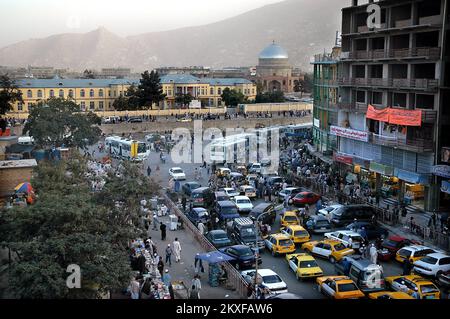 Kabul / Afghanistan: Vista del centro di Kabul mostrando il mercato, il traffico, la folla di persone e colline lontane. Foto Stock