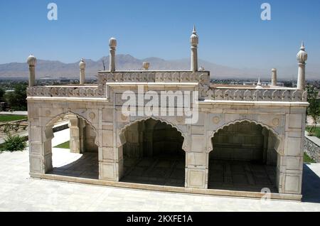 Una piccola moschea di marmo bianco nei Giardini di Babur, Kabul, Afghanistan. Foto Stock