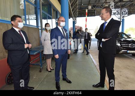 24.04.2020., Croazia, Gorican-Letenye- il ministro degli Affari esteri ed europei Gordan Grlic Radman e il ministro ungherese degli Affari esteri e del Commercio Peter Szijjarto si incontrano al valico di frontiera Gorican-Letenye. Foto: Vjeran Zganec Rogulja/PIXSELL Foto Stock