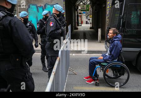 16.05.2020., Sarajevo, Bosnia-Erzegovina - diverse migliaia di persone si sono riunite in una parata per rendere omaggio alle vittime del terrore di Ustasha nella seconda guerra mondiale Una messa commemorativa dei soldati e dei civili alleati nazisti croati uccisi a Bleiburg, Austria, alla fine della seconda guerra mondiale, si terrà oggi alle ore 12:15 presso la Cattedrale del Sacro cuore di Gesù a Sarajevo, in Bosnia-Erzegovina. Un grande evento annuale sponsorizzato dal parlamento croato si tiene solitamente nell'Austria meridionale, ma quest'anno è stato annullato a causa della pandemia di coronavirus. Foto: Armin Durgut/PIXSELL Foto Stock