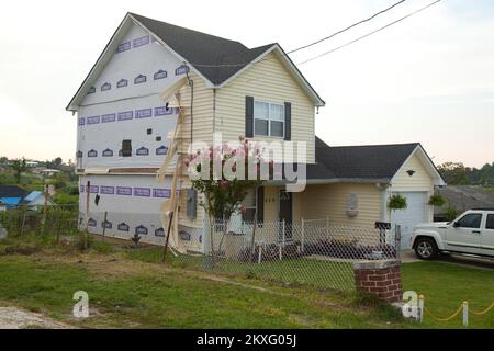 Tornado - Pratt City, Alah. , 31 luglio 2011 recupero e ricostruzione su Mildred Avenue a Pratt City (Birmingham) come proprietario di una casa installa un nuovo involucro termico e un nuovo sieding sulla sua casa dopo una serie di tornado colpito Pratty City e parti di Alabama il 27 aprile. Tra le altre forme di assistenza, la FEMA assiste i sopravvissuti alle catastrofi attraverso l'assistenza individuale, la mitigazione e la ripresa comunitaria a lungo termine e il coordinamento nei loro sforzi di ricostruzione a seguito di un disastro. Alabama forti tempeste, tornado, venti in linea retta, e alluvioni. Fotografie relative alle catastrofi e all'uomo di emergenza Foto Stock
