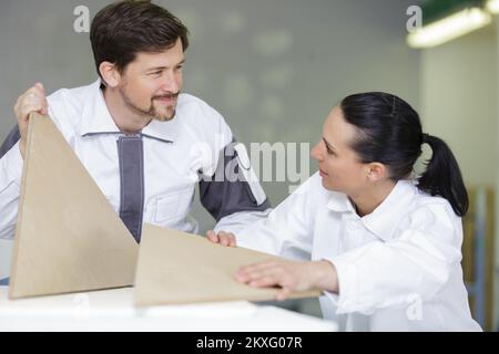 L uomo e la donna la scelta di materiale Foto Stock