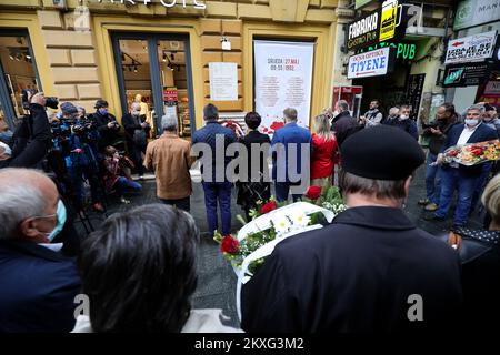 27.05.2020., Sarajevo, Bosnia-Erzegovina - marcare 28 anni dopo il massacro della coda del pane, che si è svolto a Sarajevo il 27 maggio 1992. Nel centro della città, nell'allora via Vase Miskina (oggi Ferhadija), i cittadini si sono levati in fila per il pane, e poi gli aggressori dalla collina, a Borije, hanno sparato tre granate e ucciso 26 persone e feriti 108.Photo: Armin Durgut/PIXSELL Foto Stock