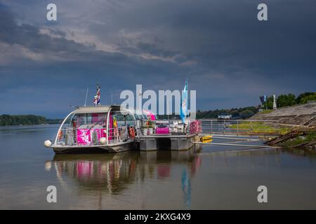 29.05.2020. , Vukovar, Croazia - Barca turistica elettrica Magenta . Questa barca panoramica è una moderna barca elettro-solare sul fiume progettata per i turisti. Offre alcune delle vedute piu' mozzafiato del fiume Danubio. La sua capacità è di 60 passeggeri, è circondata da vetri panoramici in modo che i passeggeri possono godere in alcuni dei più popolari punti di riferimento di Vukovar â€“ dal sito archeologico di Vucedol alla fabbrica di Borovo. La barca panoramica è disponibile anche per il noleggio privato â€“ per eventi culturali, proiezioni video, compleanni e altri eventi.Photo: Davor Javorovic/PIXSELL Foto Stock