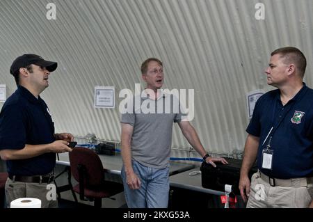 Grave tempesta - Saint Thomas, US Virgin Islands, 3 agosto 2011 Sean Kielty, specialista delle comunicazioni nella regione FEMA II IMAT, discute il piano delle comunicazioni con i membri del team di comunicazione FEMA MERS (Mobile Emergency Response Systems). Le funzionalità MERS forniscono soluzioni rapide ai problemi di comunicazione per la risposta IMAT. Fotografie relative a disastri e programmi, attività e funzionari di gestione delle emergenze Foto Stock