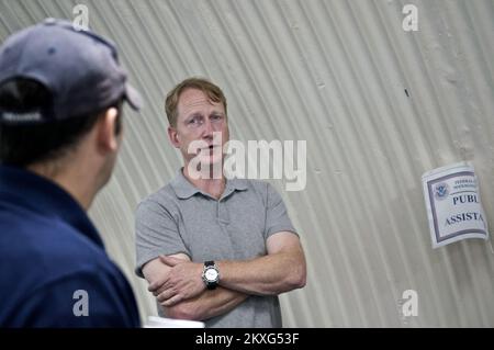 Pianificazione delle emergenze e sicurezza grave tempesta tecnologica - Saint Thomas, Isole Vergini statunitensi, 3 agosto 2011 Sean Kielty, specialista delle comunicazioni della REGIONE FEMA II IMAT, discute il piano delle comunicazioni con i membri del team di comunicazione FEMA MERS (Mobile Emergency Response Systems). Le funzionalità MERS forniscono soluzioni rapide ai problemi di comunicazione per la risposta IMAT. Fotografie relative a disastri e programmi, attività e funzionari di gestione delle emergenze Foto Stock