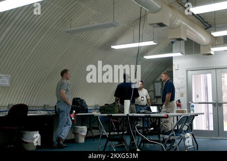 Pianificazione delle emergenze e sicurezza grave tempesta tecnologica - Saint Thomas, Isole Vergini statunitensi, 3 agosto 2011 Sean Kielty, specialista delle comunicazioni della REGIONE FEMA II IMAT, discute il piano delle comunicazioni con i membri del team di comunicazione FEMA MERS (Mobile Emergency Response Systems). Le funzionalità MERS forniscono soluzioni rapide ai problemi di comunicazione per la risposta IMAT. Fotografie relative a disastri e programmi, attività e funzionari di gestione delle emergenze Foto Stock