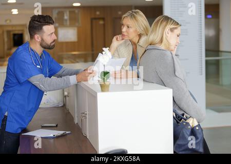 problema con la documentazione per l'appuntamento in ospedale delle donne incinte Foto Stock