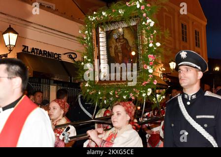 31.05.2020., Zagabria, Croazia - la festa della Madonna della porta di pietra (col. Kamenita vrata) viene celebrata ogni anno il 31st maggio, quando viene organizzata una processione cerimoniale e, essendo la santa patrona di Zagabria, l'occasione viene usata anche come Giornata della Città di Zagabria. Tradizionalmente, la città di Zagabria Day è celebrata con una processione a lume di candela e porta la statua della Madre di Dio dalla Cattedrale alla porta di pietra. Foto: Davorin Visnjic/PIXSELL Foto Stock