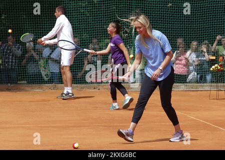 La tennista croata Donna Vekic gioca a tennis con i bambini durante un evento per bambini come parte del torneo Hrvatski Premier Tennis di Osijek, Croazia, il 04 giugno 2020. Foto: Dubravka Petric/PIXSELL Foto Stock
