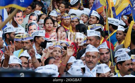 Nuova Delhi, India. 30th Nov 2022. I sostenitori dell'AAP (AAM Aadmi Party) hanno visto durante la campagna elettorale del Road show per la società elettorale municipale (MCD). Si prevede che gli elettori voteranno per 250 rioni municipali nella capitale. La commissione elettorale ha annunciato che le elezioni si terranno il 4th dicembre e i risultati saranno dichiarati il 7th dicembre 2022. (Foto di Naveen Sharma/SOPA Images/Sipa USA) Credit: Sipa USA/Alamy Live News Foto Stock