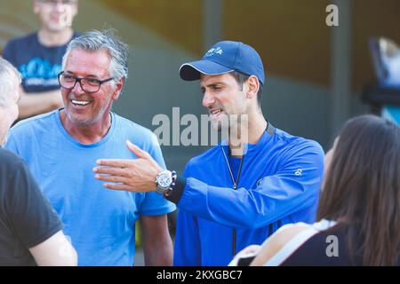 16.06.2020.,Zadar, Croazia - Novak Djokovic ha visitato i campi da tennis al centro sportivo Visnjik dove si giocherà l'Adria Tour.Zadar ospiterà alcuni dei nomi più importanti nel tennis durante l'Adria Tour umanitario il 20 e 21 giugno. Adria Tour è stato lanciato da uno dei migliori giocatori di tennis del mondo, Novak Djokovic. L'azienda mira a promuovere lo sport, valori positivi, â€ â€ e il fair play. Il torneo 2020 durerà dal 13 giugno al 5 luglio. Inizia a Belgrado (13 e 14 giugno), poi a Zara (20 e 21 giugno), e Montenegro (27-28 giugno)Foto: Marko Dimic/PIXSELL Foto Stock