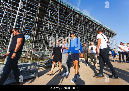 16.06.2020.,Zadar, Croazia - Novak Djokovic ha visitato i campi da tennis al centro sportivo Visnjik dove si giocherà l'Adria Tour.Zadar ospiterà alcuni dei nomi più importanti nel tennis durante l'Adria Tour umanitario il 20 e 21 giugno. Adria Tour è stato lanciato da uno dei migliori giocatori di tennis del mondo, Novak Djokovic. L'azienda mira a promuovere lo sport, valori positivi, â€ â€ e il fair play. Il torneo 2020 durerà dal 13 giugno al 5 luglio. Inizia a Belgrado (13 e 14 giugno), poi a Zara (20 e 21 giugno), e Montenegro (27-28 giugno)Foto: Marko Dimic/PIXSELL Foto Stock