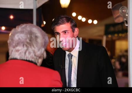 Londra, Regno Unito, 30th novembre 2022. Le piccole aziende allestiscono bancarelle al di fuori del numero 10 per la vetrina festiva di Downing Street. Rishi Sunak e sua moglie Akshata Murthy uscì e si divertì a chiacchierare con i stallholder e a assaggiare i prodotti, commestibili e profumati! Credit: Monica Wells/Alamy Live News Foto Stock