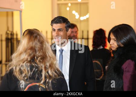 Londra, Regno Unito, 30th novembre 2022. Le piccole aziende allestiscono bancarelle al di fuori del numero 10 per la vetrina festiva di Downing Street. Rishi Sunak e sua moglie Akshata Murthy uscì e si divertì a chiacchierare con i stallholder e a assaggiare i prodotti, commestibili e profumati! Credit: Monica Wells/Alamy Live News Foto Stock