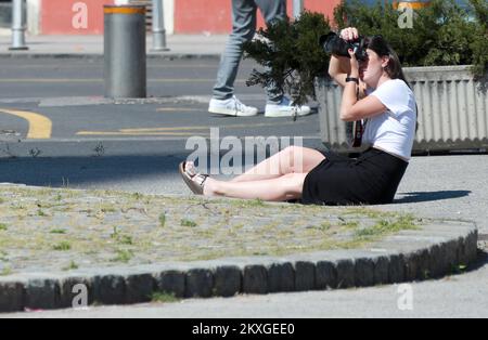 I turisti si vedono fotografare a vicenda a Zagabria, Croazia, il 24 giugno 2020. Nonostante la diffusione della malattia di coronavirus (COVID-19) continua al momento è oltre centomila turisti in Croazia. Foto: Sanjin Strukic/PIXSELL Foto Stock