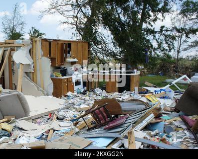 Tornado - Cartersville, GA. , 12 maggio 2011 la cucina era tutto ciò che è stato lasciato in piedi in questa casa dopo che un tornado ha colpito Bartow County il 27 aprile 2011. Il presidente Obama ha dichiarato che la zona è un grave disastro rendendo disponibili fondi federali per aiutare gli individui e le piccole imprese che hanno subito danni a causa della tempesta. Judith Grafe/FEMA foto. Georgia gravi tempeste, tornado, venti in linea retta e le relative alluvioni. Fotografie relative a disastri e programmi, attività e funzionari di gestione delle emergenze Foto Stock