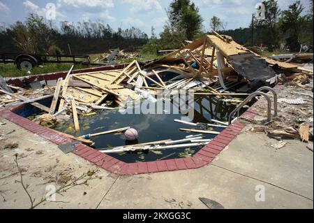 Tornado - Cartersville, GA. , 12 maggio 2011 Una piscina contiene i resti della casa che non è più dopo che un tornado ha colpito la zona il 27 aprile 2011. Il presidente Obama ha dichiarato che la contea è un grave disastro rendendo i finanziamenti federali disponibili per gli individui e le piccole imprese che hanno subito danni. Judith Grafe/FEMA foto. Georgia gravi tempeste, tornado, venti in linea retta e le relative alluvioni. Fotografie relative a disastri e programmi, attività e funzionari di gestione delle emergenze Foto Stock