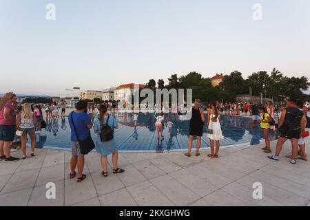 Persone che si godono il tramonto al Monumento al Sole o il saluto al Sole (croato: Pozdrav suncu) a Zara, 02 luglio, 2020. Foto: Marko Dimic/PIXSELL Foto Stock