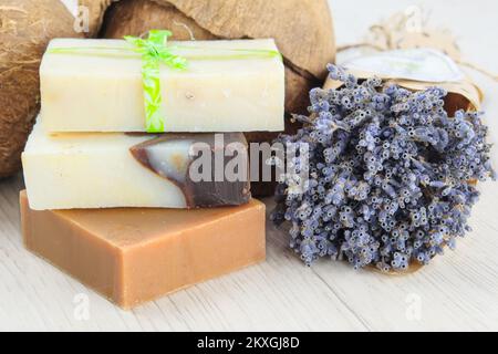 Saponi con ingredienti naturali su sfondo di legno. Prodotti cosmetici naturali. Foto Stock