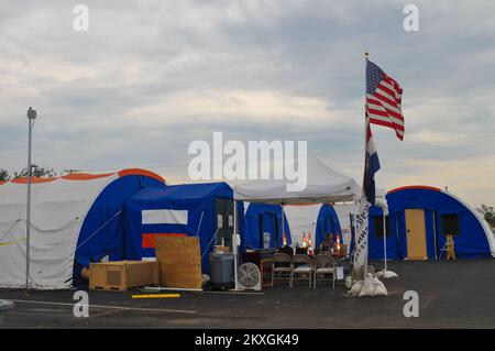 Tornado - Joplin, Lu. , 23 agosto 2011 St Le unità mobili della tenda ospedaliera di John continuano a servire i pazienti dopo che EF-5 tornado distrusse St. John's Regional Medical Center il 22 maggio 2011. FEMA è in città per fornire assistenza ai sopravvissuti al disastro. Elissa Jun/FEMA. Missouri gravi tempeste, tornado, e alluvioni. Fotografie relative a disastri e programmi, attività e funzionari di gestione delle emergenze Foto Stock