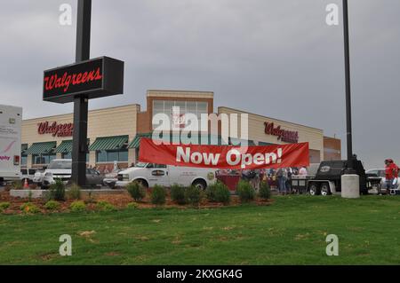 Tornado - Joplin, Lu. , 22 agosto 2011 Walgreen su 20th Street e Range Line riapre dopo che è stato distrutto dal tornado EF-5 il 22 maggio 2011. Le pareti e il tetto dell'edificio richiedevano solo nove giorni per la costruzione. FEMA è in città per fornire assistenza ai sopravvissuti al disastro. Elissa Jun/FEMA. Missouri gravi tempeste, tornado, e alluvioni. Fotografie relative a disastri e programmi, attività e funzionari di gestione delle emergenze Foto Stock