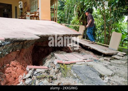 Mangslide/frana grave Storm - Caguas, Porto Rico, 26 agosto 2011 Ricardo Rodriguez casa è stato danneggiato dalla forte pioggia causa dalla tempesta tropicale Irene. FEMA è nel processo preliminare di valutazione dei danni. Michael Medina-Latorre/FEMA. Puerto Rico uragano Irene. Fotografie relative a disastri e programmi, attività e funzionari di gestione delle emergenze Foto Stock