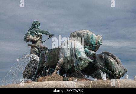 Copenaghen, Danimarca - 24 luglio 2022: Primo piano, grande statua di bronzo sulla parte superiore della fontana Gefion con buoi e la dea nordica Gefjon ag Foto Stock