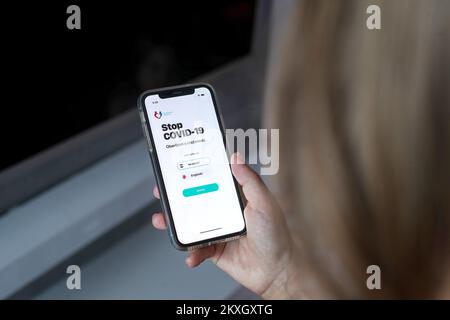 I settori sanitari e IT della Croazia si sono sviluppati e lunedì ha presentato la versione croata dell'app Stop COVID-19 che utilizza dati temporanei e anonimi per informare gli utenti sull'esposizione al coronavirus a Zagabria, Croazia, 28 luglio 2020 Foto: Igor Kralj/PIXSELL Foto Stock