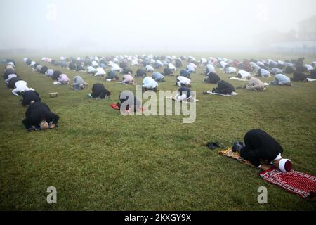 I musulmani bosniaci offrono le preghiere di Eid al-Adha sullo stadio durante lo scoppio della malattia di coronavirus (COVID-19) nel villaggio di Zupca, Bosnia-Erzegovina, il 31 luglio 2020. Foto: Armin Durgut/PIXSELL Foto Stock