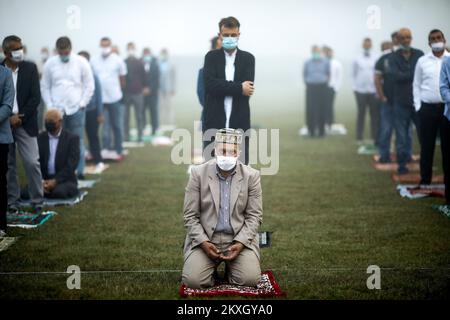 I musulmani bosniaci offrono le preghiere di Eid al-Adha sullo stadio durante lo scoppio della malattia di coronavirus (COVID-19) nel villaggio di Zupca, Bosnia-Erzegovina, il 31 luglio 2020. Foto: Armin Durgut/PIXSELL Foto Stock